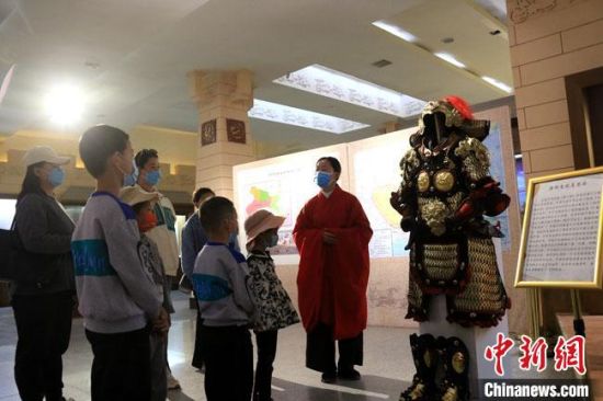 該“唐朝明光鎧”吸引游人圍觀，盡顯中國古代工匠獨(dú)特設(shè)計和傳統(tǒng)甲胄文化的魅力?！垥粤?攝