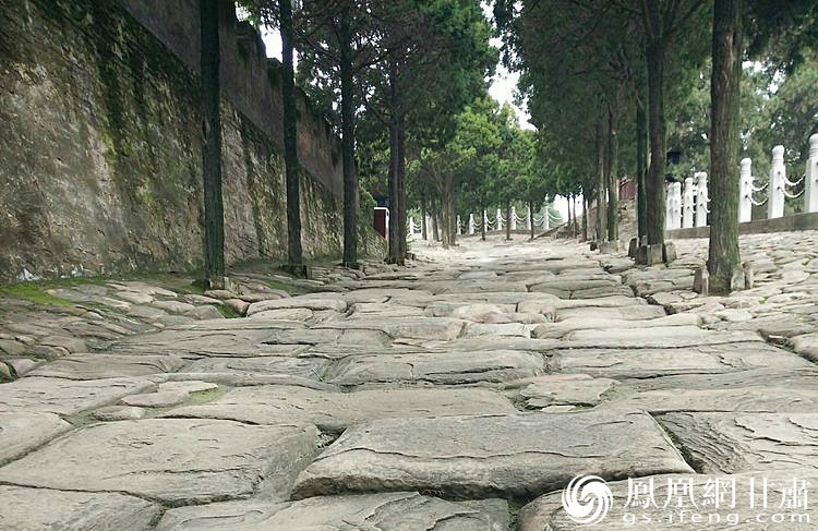 司馬遷祠的山崗下面有一段司馬古道，石條為北宋時鋪設(shè)，歷經(jīng)800余年的雨水沖刷、風(fēng)化、人走車碾，石條上的車轍印是這里曾經(jīng)繁華的歷史見證，又好像昭示太史公一生的坎坷與悲壯。楊文遠(yuǎn) 攝