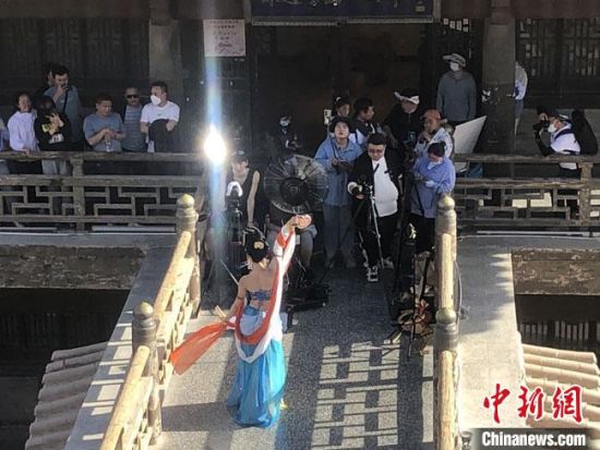 圖為5月以來，“奧大?！敝辈ガF(xiàn)場引游客圍觀?！《鼗褪形麄鞑抗﹫D