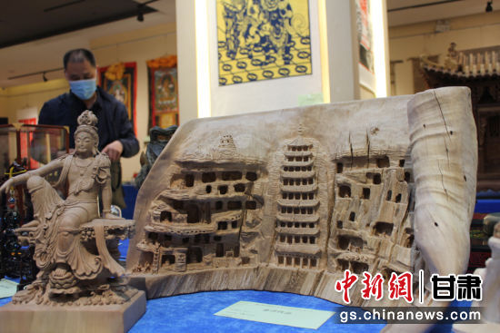 連日來，甘肅省工藝美術(shù)行業(yè)評審認(rèn)定工作會議在蘭州舉行。圖為以敦煌莫高窟為題材的木雕作品《守護(hù)》。徐雪 攝