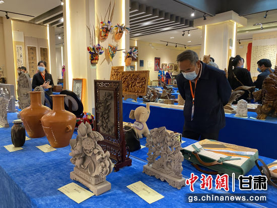 來自全省的近800件作品進(jìn)入專家評審環(huán)節(jié)，作品涵蓋雕塑雕刻、漆器、工藝花畫等多個類別。徐雪 攝