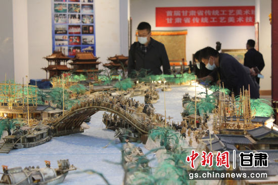 圖為參評作品牦牛角立體微雕“清明上河圖”。徐雪 攝