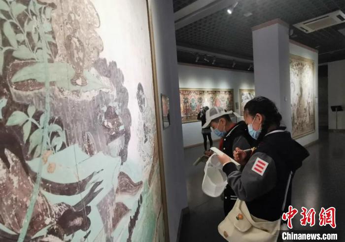 圖為學生參觀敦煌藝術(shù)館。(資料圖) 蘭州大學附屬學校供圖