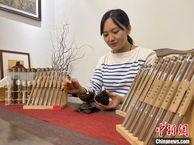圖為魯雯展示燃香禮儀?！「攥?攝