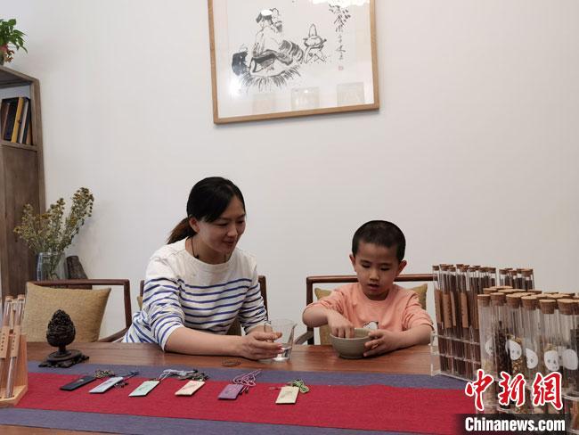 圖為魯雯為小學(xué)員授課和培訓(xùn)?！●T志軍 攝