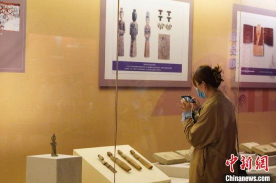 圖為游客在博物館內(nèi)有序參觀，感受五涼文化。　九美旦增 攝