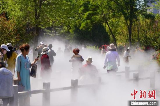 蘭州市寓言故事園化身“瑤池”仙境美景，吸引不少市民前來觀賞、拍照?！【琶赖┰?攝