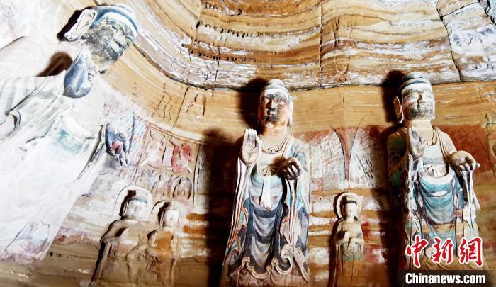 北石窟寺窟內(nèi)造像因受水顯得斑駁?！“瑧c龍 攝