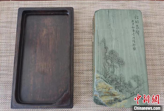 圖為甘肅甘南州洮硯藝人為提升洮硯文化內(nèi)涵，制作“一盒一拓”成品展示。(資料圖) 張婧 攝