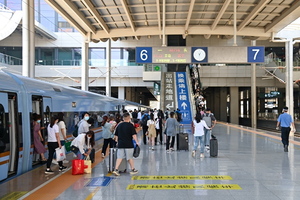 暑運(yùn)大幕開啟。蘭州鐵路局供圖