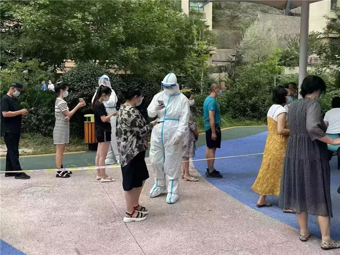 蘭州市城關區(qū)紀委監(jiān)委組織60余名紀檢監(jiān)察干部，下沉靖遠路街道17個小區(qū)開展防疫工作，展現(xiàn)紀檢監(jiān)察干部責任擔當。.jpg
