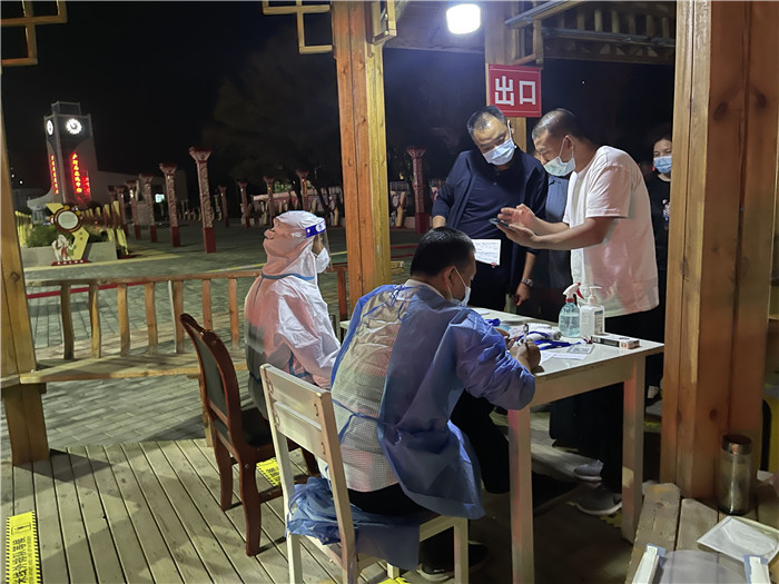 臨夏州紀委監(jiān)委督查組在廣河縣高速路口監(jiān)督檢查疫情防控措施落實情況。.jpg