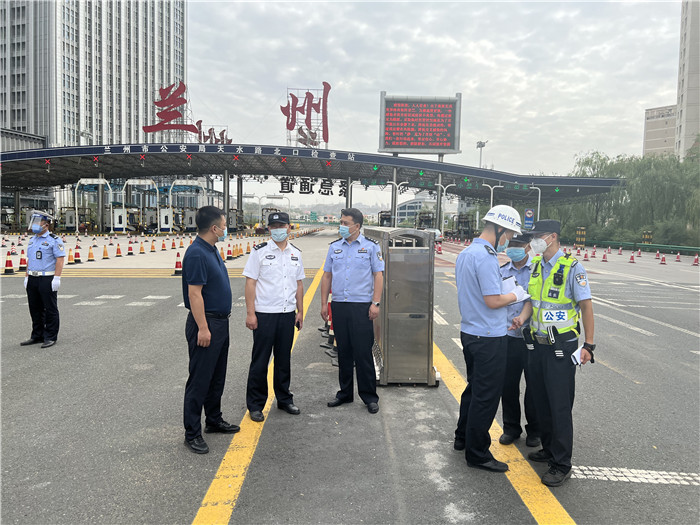 7月13日，蘭州市紀(jì)委監(jiān)委第四監(jiān)督檢查室聯(lián)合市紀(jì)委監(jiān)委派駐市公安局紀(jì)檢監(jiān)察組檢查環(huán)蘭檢查站疫情防控措施落實(shí)情況。.jpg
