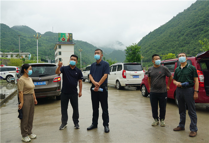 7月13日，隴南市徽縣紀(jì)檢監(jiān)察干部到嘉陵火車站督查疫情防控工作。張麗娟 攝.JPG