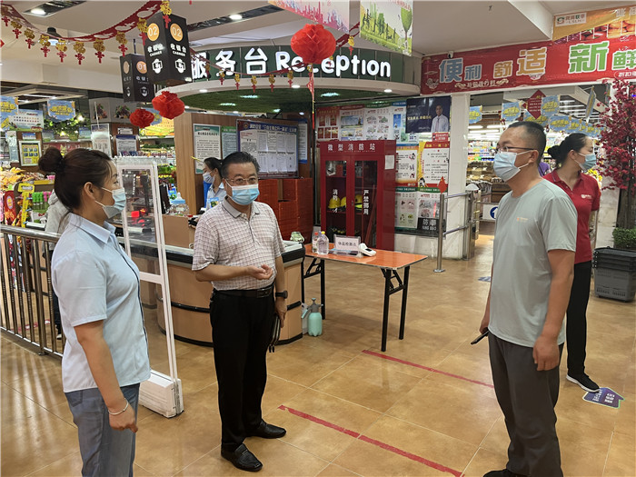 7月15日，酒泉市玉門市疫情防控督查組在隴商聯(lián)華超市監(jiān)督檢查疫情防控措施落實(shí)情況。 .jpg