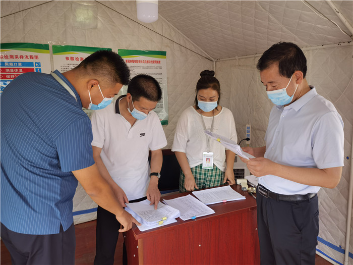 7月18日，慶陽市紀(jì)委監(jiān)委督查組在慶陽汽車北站了解來慶返慶人員信息登記、四級(jí)網(wǎng)格落實(shí)等疫情防控措施落實(shí)情況。 張霖森 攝.jpg