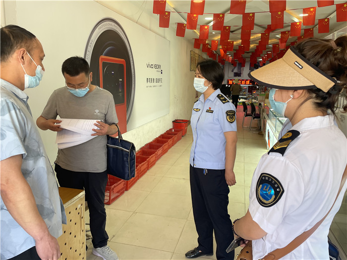 7月20日，定西市漳縣紀(jì)委監(jiān)委駐縣衛(wèi)生健康局紀(jì)檢監(jiān)察組抽調(diào)縣市場(chǎng)監(jiān)管局、衛(wèi)建局工作人員,深入新寺鎮(zhèn)萬家超市查看人員出入登記、環(huán)境消殺等。 蔣湘濤 攝.jpg