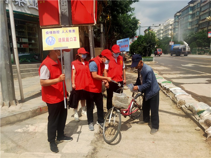7月21日，定西市通渭縣紀(jì)委監(jiān)委機(jī)關(guān)志愿者在城區(qū)開展“不聚集、戴口罩”志愿活動(dòng)。.jpg