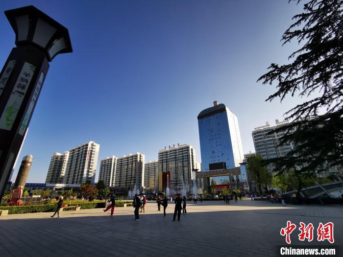 2020年7月12日，甘肅省定西市隴西縣城廣場(chǎng)，居民在晨練。(資料圖) 殷春永 　攝