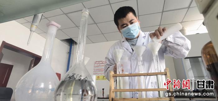 圖為甘肅科技集團(tuán)化工研究院有限責(zé)任公司工作人員正在做實(shí)驗(yàn)。魏建軍 攝