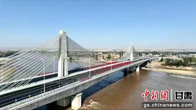 圖為靖遠(yuǎn)金灘黃河大橋航拍圖。靖遠(yuǎn)縣委宣傳部供圖