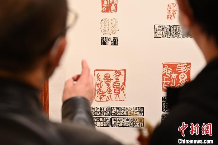 圖為甘肅蘭州，參展作品吸引參觀者。 中新社記者 李亞龍 攝