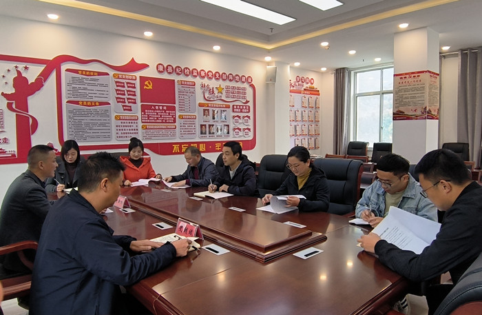 10月19日，康縣紀委監(jiān)委組織部分班子成員，辦公室、信訪室、案管室、審理室、紀檢監(jiān)察室等相關工作人員開展黨的二十大報告專題討論。.jpg
