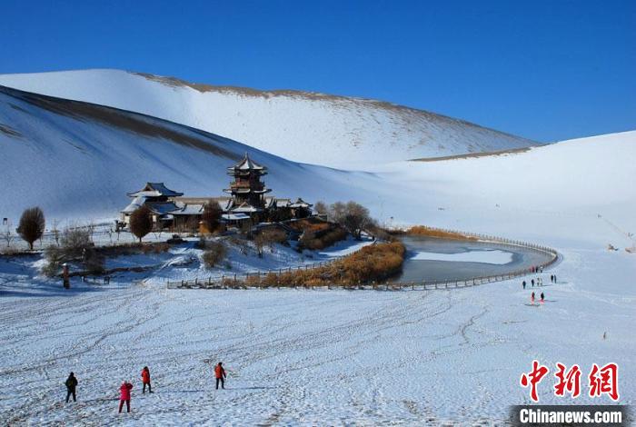 敦煌市鳴沙山月牙泉雪景如畫。(資料圖) 張曉亮 　攝
