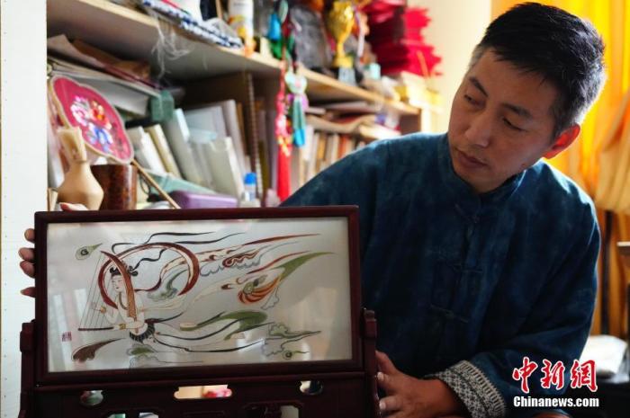 圖為劉云帆展示敦煌元素的刺繡作品。 中新社發(fā) 謝秉錫 攝