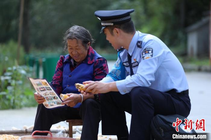 圖為民警背警務(wù)小包給民眾宣講政策。(資料圖) 甘肅省公安廳供圖