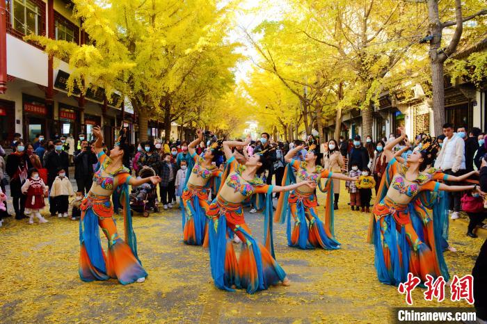 圖為秦州區(qū)文旅局組織的舞蹈隊(duì)帶來的舞蹈《絲路》?！∏刂輩^(qū)委宣布供圖