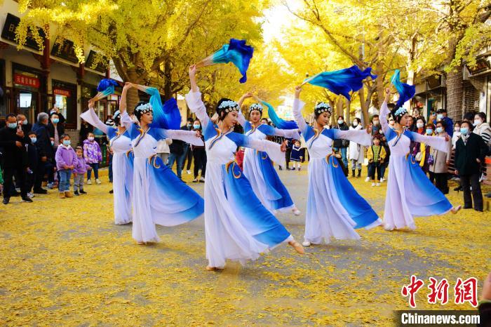 圖為秦州區(qū)文旅局組織的舞蹈隊(duì)帶來的舞蹈《萬疆》?！∏刂輩^(qū)委宣布供圖