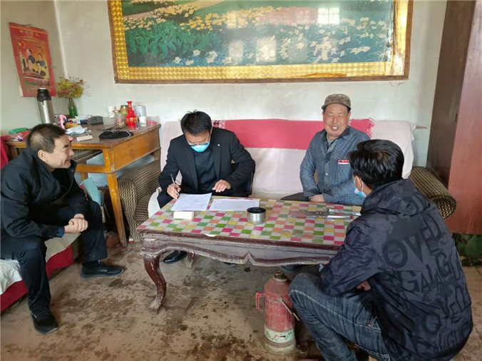 1672306184843281.jpg 山丹縣紀(jì)檢監(jiān)察干部入戶了解水費(fèi)收繳情況.jpg