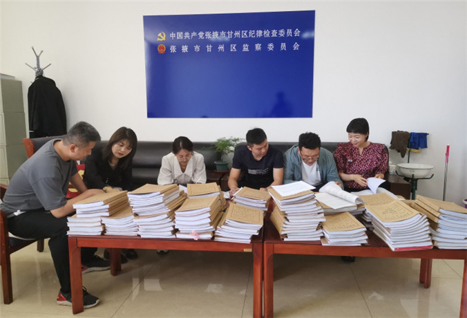 1672306213621256.jpg 甘州區(qū)紀(jì)檢監(jiān)察干部會同財(cái)政、審計(jì)工作人員開展玉米制種款管理使用清查工作.jpg