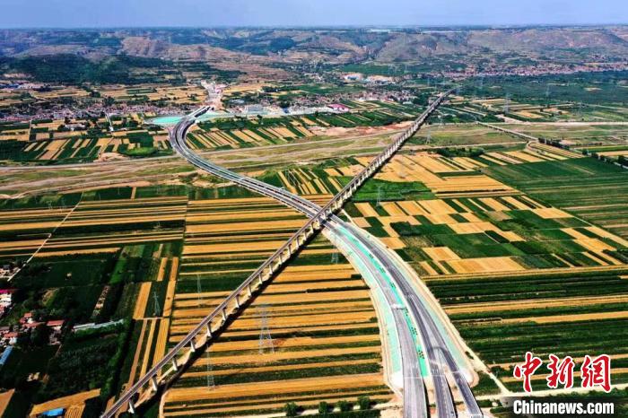圖為甘肅境內(nèi)的高速公路。(資料圖) 甘肅省交通運(yùn)輸廳供圖