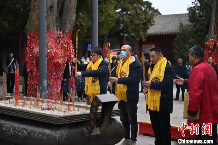在甘肅天水市伏羲廟內，參祭者雙手持香，祭拜人文始祖伏羲?！±顏嘄?攝