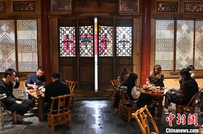 圖為甘肅天水市秦州區(qū)平南鎮(zhèn)蘇灣村民俗莊園內的“圍爐煮茶”網紅打卡點。(資料圖) 李亞龍 攝