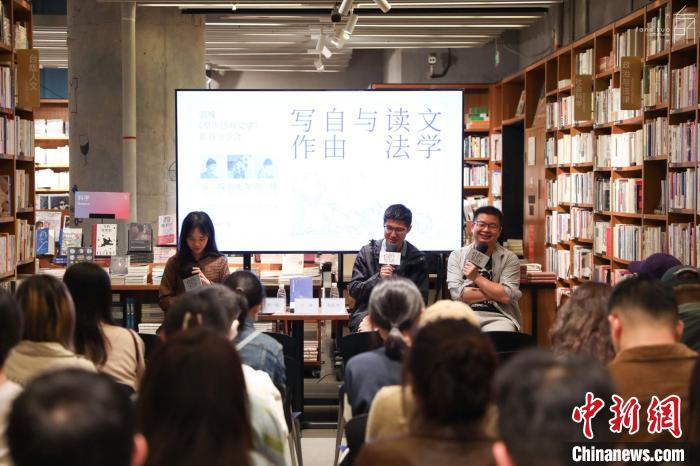 《至少還有文學(xué)》推出：在今天，我們?yōu)槭裁催€需要文學(xué)？