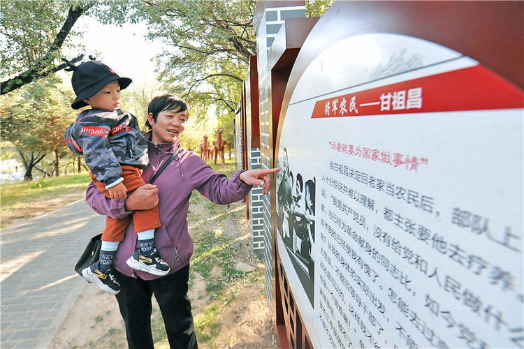 嘉峪關(guān)市紀(jì)委監(jiān)委通過實(shí)施“政治鑄廉、教育促廉、文化育廉、陣地助廉、監(jiān)督固廉”等“五廉”行動(dòng)，深入推進(jìn)新時(shí)代廉潔文化建設(shè)。圖為市民在迎賓湖絲路廉潔文化主題公園“勤廉楷模墻”接受廉潔文化教育。.jpg