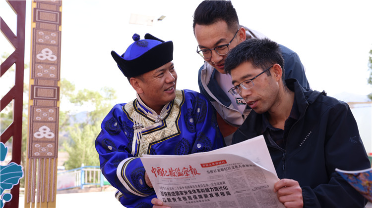 2023年6月8日，甘肅省張掖市肅南裕固族自治縣紅灣寺鎮(zhèn)紀(jì)委工作人員在一小區(qū)廉政文化主題廣場(chǎng)與社區(qū)居民拉家常，宣傳廉潔知識(shí)，共話廉潔文化.jpg