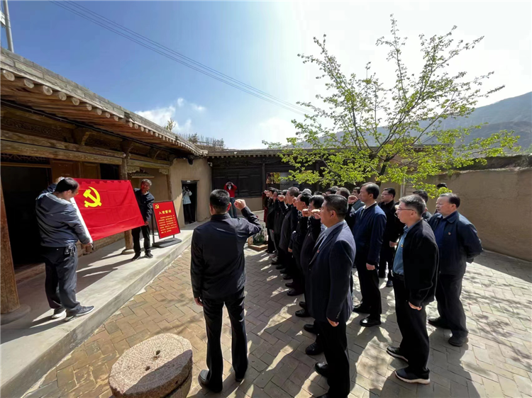 圖為臨夏州紀(jì)委監(jiān)委組織黨員干部在東鄉(xiāng)縣布塄溝黨史教育基地開展革命教育活動(dòng)，賡續(xù)紅色血脈、汲取奮進(jìn)力量、激發(fā)干事熱情。.png