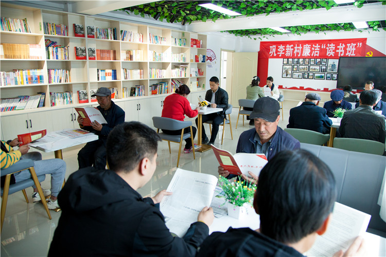 隴南市禮縣開展廉潔書籍進(jìn)農(nóng)家書屋活動(dòng)，圖為羅壩鎮(zhèn)鞏李新村舉辦的“廉潔讀書班”。.jpg