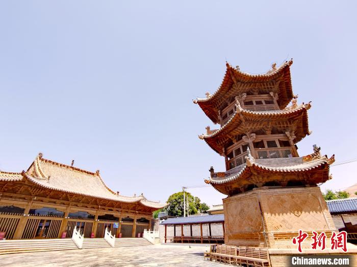 圖為阿河灘清真寺局部?！?zhí)砀?攝