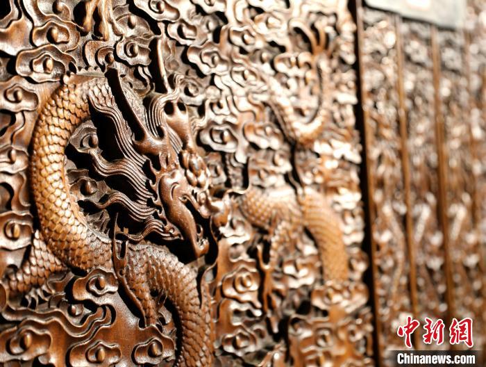 圖為青海永錄民俗博物館內(nèi)珍藏的中式家具細(xì)節(jié)展示?！⊙Φ?攝