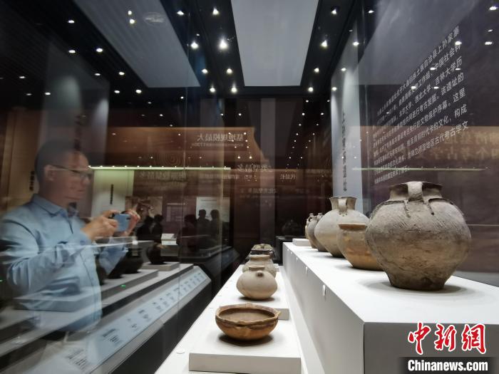 圖為河湟文化博物館展陳的陶器。　張?zhí)砀?攝