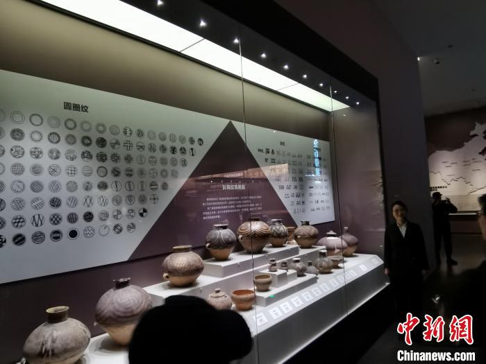 圖為河湟文化博物館展示的當(dāng)?shù)爻鐾敛侍盏募y飾類別?！?zhí)砀?攝
