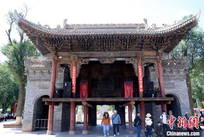 圖為平安驛·河湟民俗文化體驗地的戲樓?！⊙Φ?攝