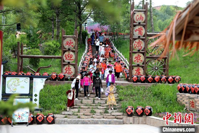 圖為油嘴灣生態(tài)文化景區(qū)的游客?！⊙Φ?攝