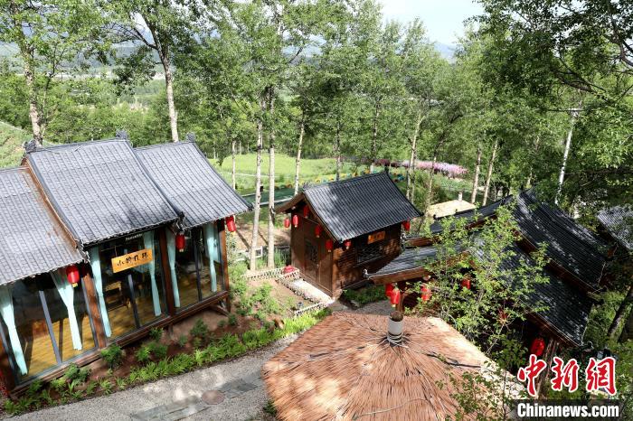圖為景區(qū)內(nèi)依山而建的民宿?！⊙Φ?攝