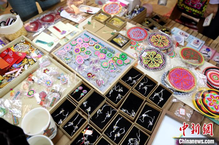 圖為盤繡作品?！⊙Φ?攝